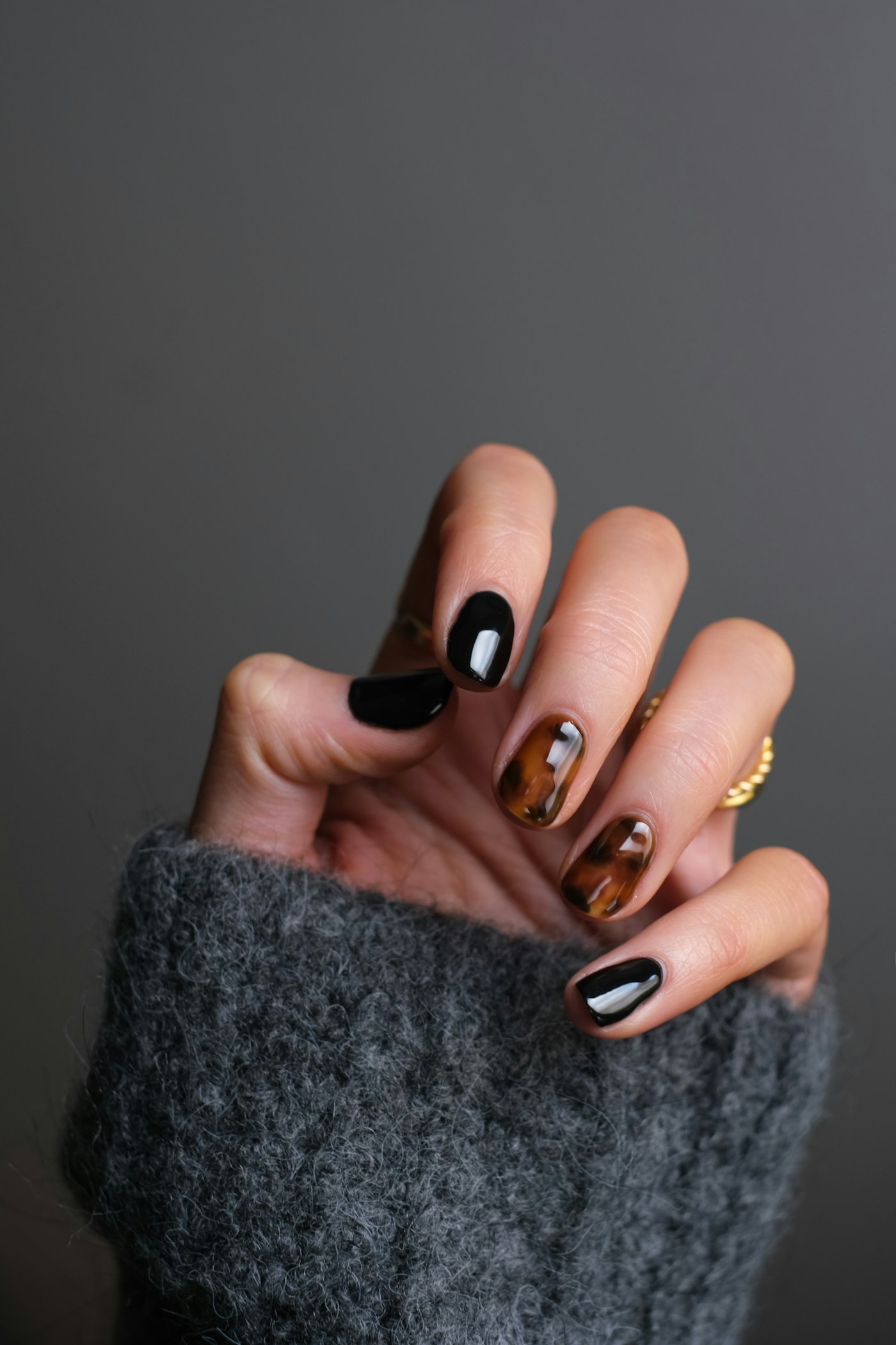 Black and tortoiseshell nails